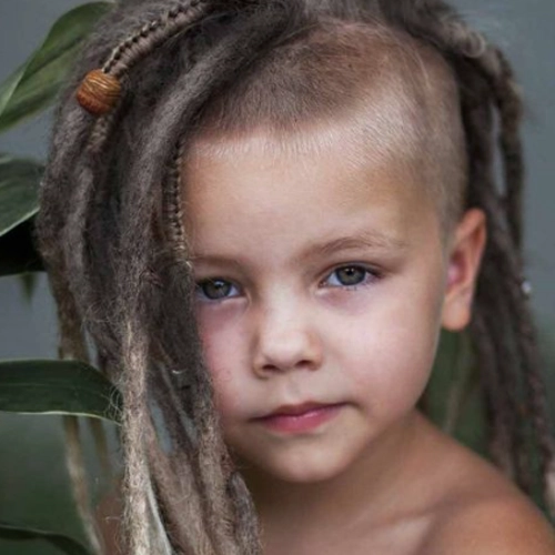 Corte de cabelo infantil para um menino. penteado elegante e moderno.  cuidados com o cabelo da criança. cabelo curto.